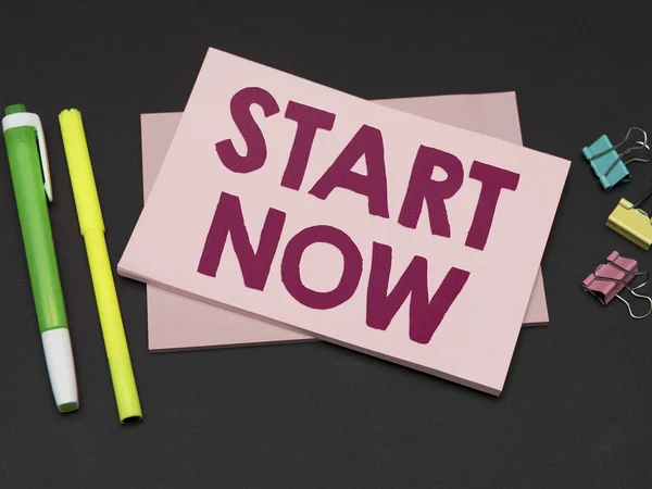 Ručně Psané Znamení Start Now Koncept Znamená Neváhejte Začít Pracovat — Stock fotografie