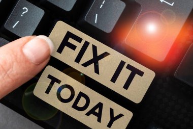 Fix It 'i gösteren metin işareti, kavramsal fotoğraf belirli bir yerde veya konumda güvenli bir şekilde bir şeyi düzeltin
