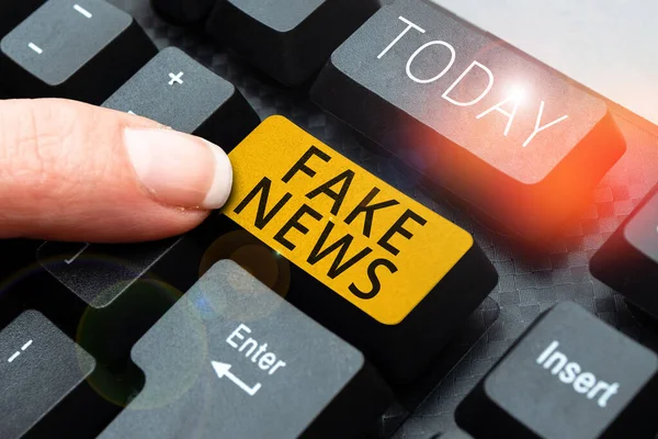 Textschild Mit Fake News Konzeptfoto Information Menschen Die Von Den — Stockfoto