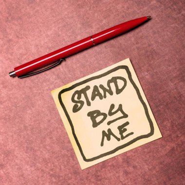 El yazısı işareti Stand By Me, Word on 'un yazılışı Her zaman etrafımda olun Her zaman birine güvenin