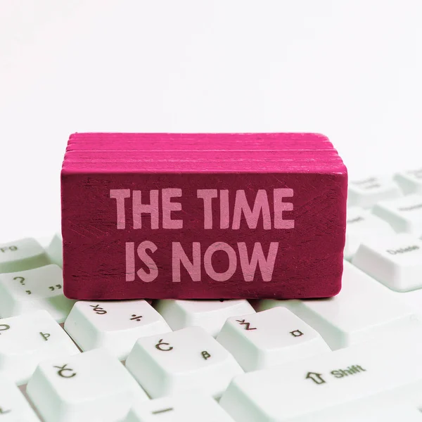 Sign Exibindo Time Now Abordagem Negócios Incentivando Alguém Começar Fazer — Fotografia de Stock