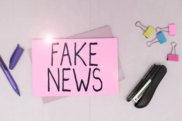 Handschriftlicher Text Fake News Schaufenster Der Wirtschaft Menschen Informationen Geben — Stockfoto