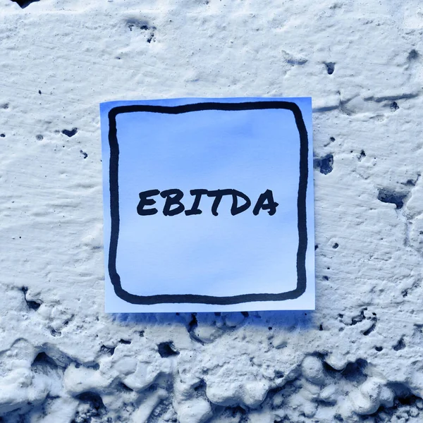 显示Ebitda的文字符号 税前的商业想法用来评估公司的业绩 — 图库照片