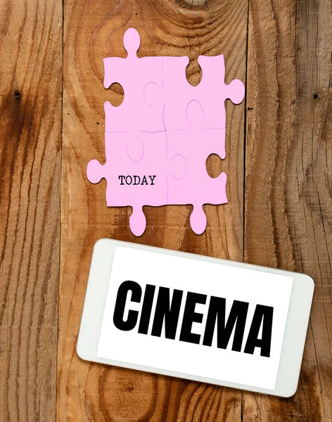 在电影院展示电影的标志 在电影院上写的字 在公共娱乐场所放映电影 — 图库照片