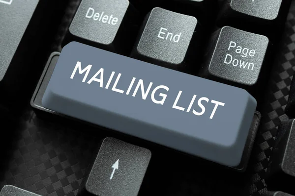 메시지 메일링 목록을 작성하고 주기적으로 우편으로 보내는 사람들의 목록에 기록된 — 스톡 사진