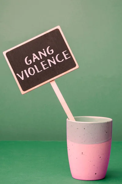 ギャングの暴力 犯罪者やギャングのグループによって引き起こされる法律のインターネットの概念の侵害を示すサイン — ストック写真