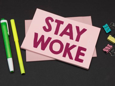 Görüntüleme metni yazma Stay woke, iş fikri çevrenizin ve her şeyin farkında olmak