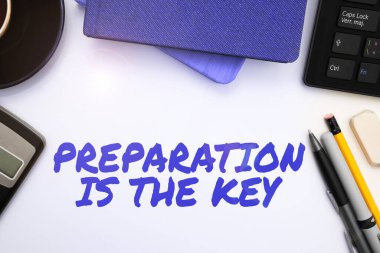 İlham Hazırlığını gösteren metin, bir şeyi servise ya da kullanıma hazır hale getirmek için anahtar, internet kavramı eylemidir