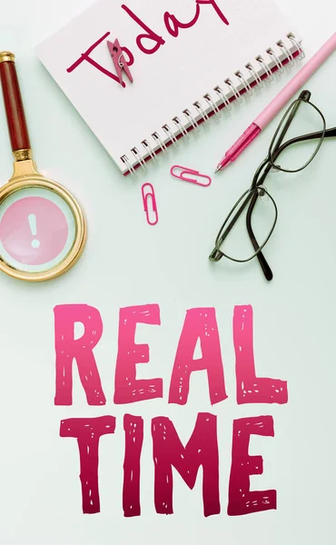 Conceptuele Weergave Real Time Word Geschreven Werkelijke Tijd Waarin Een — Stockfoto