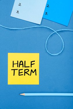 Yarı Dönem, İş Genel Görünümü 'nü gösteren metin tabelası satılık bir şeyin yarı fiyatına.