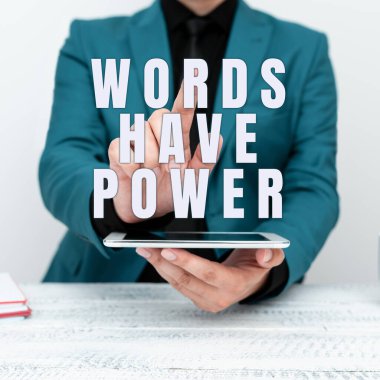 Sözcüklerin Gücü, Enerji Sözcüğü 'nün İyileştirme yeteneği alçakgönüllülüğü ve aşağılanmayı engeller.