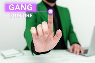 Metin başlığı: Çete Kültürü, İş Konsepti Suçluların ya da çete üyelerinin alışkanlıklarını takip eden gruplar