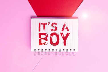 Bir erkek çocuk, bir iş görüşü, bir erkek bebek beklerken bir sürü mavi renkli araba oyuncağı.