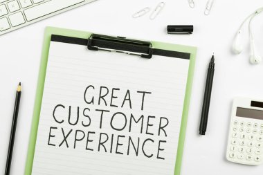 Kavramsal başlık Büyük Müşteri Tecrübesi, İş Konsepti müşterilere dostça yardımsever bir şekilde cevap veriyor