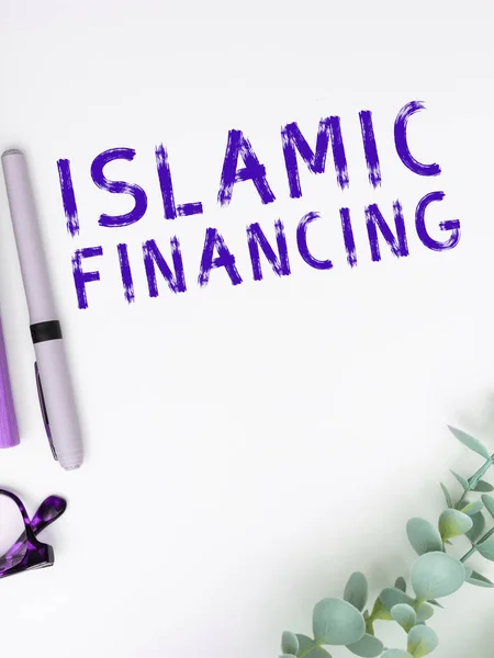 书写符合伊斯兰教法的伊斯兰融资 银行活动和投资方面的文字 — 图库照片