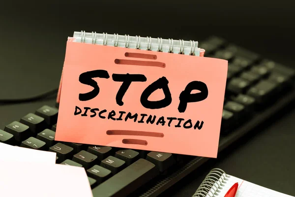 Assinatura Exibindo Stop Discriminação Palavra Escrita Sobre Prevenir Escavação Ilegal — Fotografia de Stock