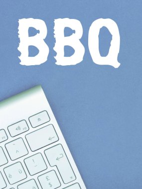 İlham veren metni Bbq, iş fikri genellikle ahşap üzerinde et tüttürerek ya da kömürle yapılır.