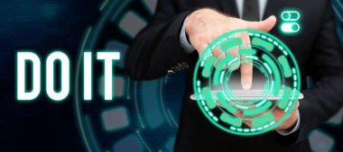 Gösterme İşareti, kendine güvenen ve sorunlarla veya diğer görevlerle uğraşmaya istekli sözcüğü