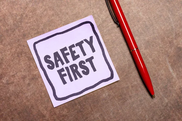 Znak Tekstowy Pokazujący Bezpieczeństwo Pierwsze Word Unikaj Niepotrzebnego Ryzyka Żyj — Zdjęcie stockowe