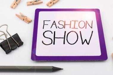 Kıyafet ve görünüş tarzları içeren kavramsal moda gösterisi, iş genel görünümü gösterimi