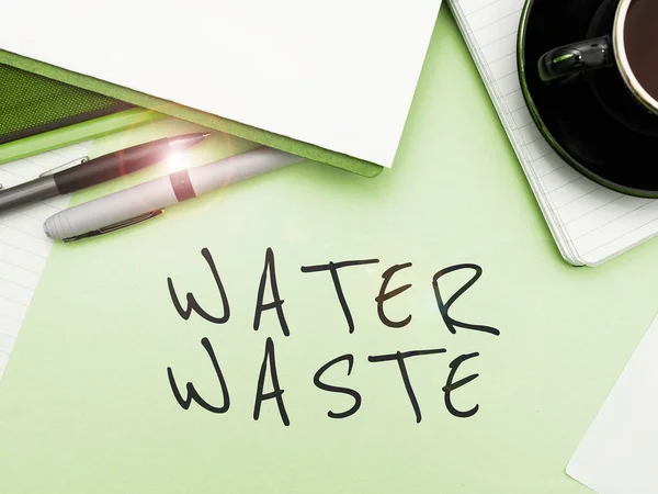 概念図水の廃棄物 工業プロセスの一部として使用されている液体に書かれた言葉 — ストック写真