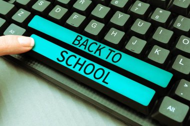 Metin başlığı Okula Dönüş, İnternet Konsepti Yeni Öğretmenler Arkadaşlar Üniforma Tanıtım Ücreti Kitabı