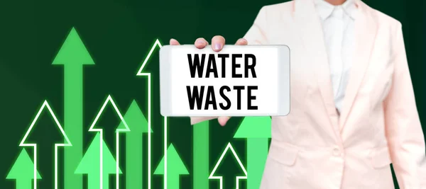 工業プロセスの一環として使用されている液体を紹介する水廃棄物を表示する標識 — ストック写真