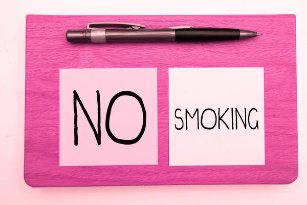禁煙を示すテキストサイン タバコを使ったビジネスショーケースは禁止されています — ストック写真