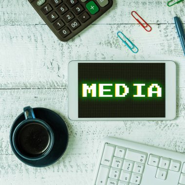 El yazısı metni medyası, internet Toplu iletişimin ana araçları toplu olarak kabul edilir