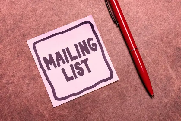 정기적으로 우송되는 우편물 목록에 가입하는 사람들의 목록을 텍스트 — 스톡 사진