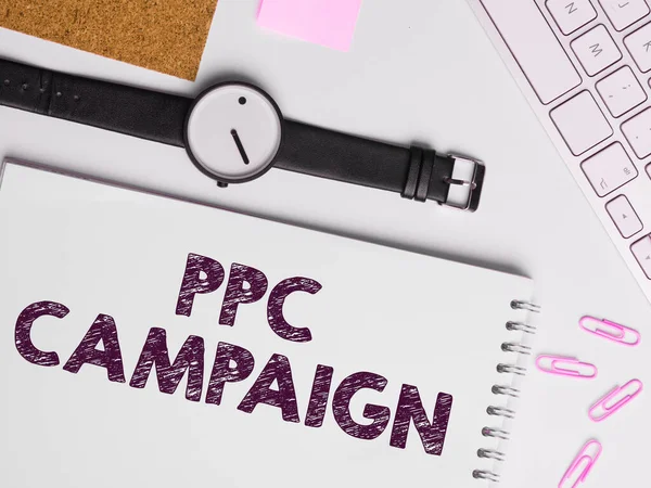 Ppcキャンペーンを表示するサイン 概念的な写真は 彼らの製品やサービスを促進するためにPpcを使用 — ストック写真