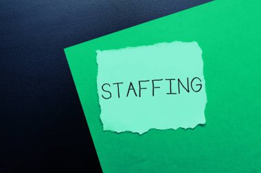 El yazısı kadrosu, iş genel değerlendirmesi yeni işçilerle yer değiştiren işçi yüzdesi