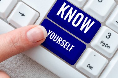 Kendinizi tanıyın, internet konseptini gösterin sizi anlayacak gücü ve zayıflığı bulun