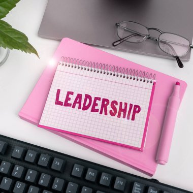 Liderliği gösteren metin başlığı, bir grup insana veya şirkete liderlik etmeyi içeren İnternet Kavram Yeteneği Etkinliği