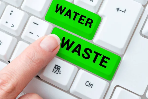 手書きのテキスト水の廃棄物 工業プロセスの一部として使用されている液体のための単語 — ストック写真