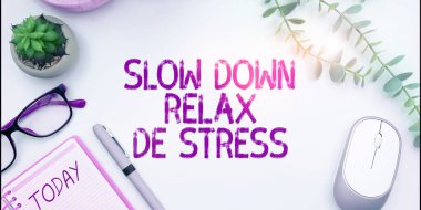 Yavaş Yavaş Stres, iş yaklaşımını gösteren metin işareti. Stres seviyesini düşürün. Sakin olun.