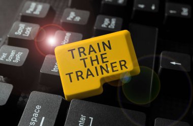 Train The Train The Trainer 'ı gösteren metin başlığı, eğitmen öğretmek veya eğitmek için belirlenen iş genel görünümü diğerleri derse katılıyor