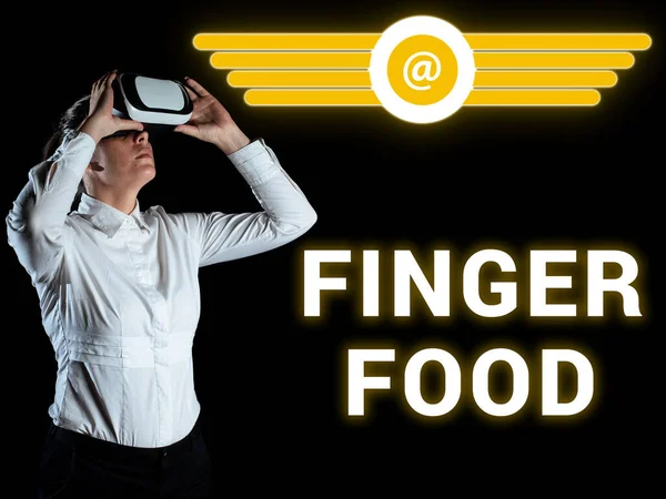 概念展示的手指食物 互联网概念产品和消化 将举行与手指吃饭 — 图库照片