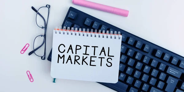 Handwriting Text Capital Markets Internet Concept Allow Businesses Raise Funds — Foto de Stock
