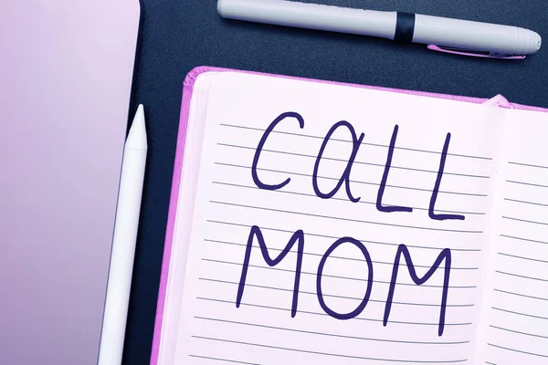 手書きテキストを呼び出すお母さん 携帯電話を使用して母親と通信しようとするための単語 — ストック写真