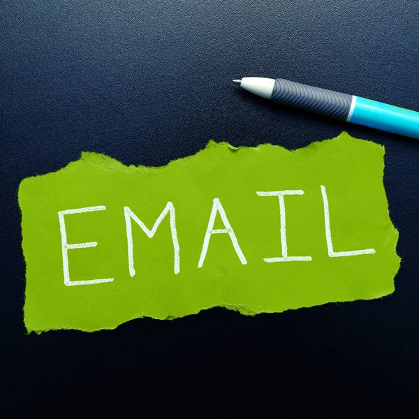 편지를 사용하는 일단의 사람들에게 상업적 메시지를 전달하는 진열장 Email — 스톡 사진