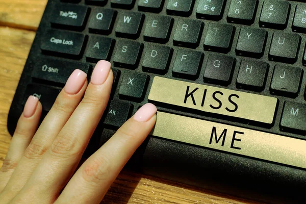 손으로 Kiss 사인을 콘셉트 비공식적으로 입술을내 입술에 대거나 누르라고 요청하는 — 스톡 사진