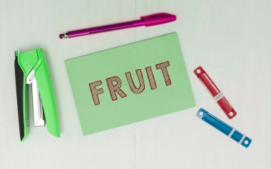 Meyve, internet, ağaç veya tohum içeren diğer bitkilerin tatlı ve etli ürünlerini gösteren tabela