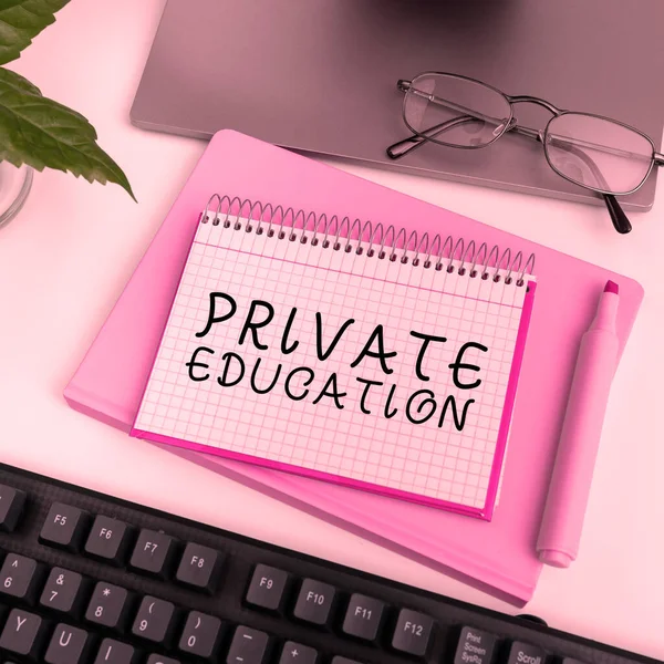 说明私人教育 属于特定个人或群体的商业概念的文字标题 — 图库照片