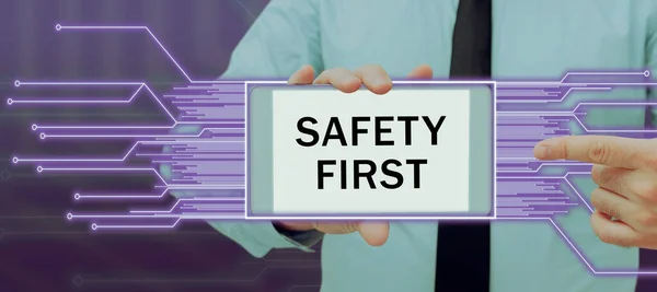 Sign Displaying Biztonság Először Üzleti Koncepció Kerülje Felesleges Kockázatokat Élő — Stock Fotó