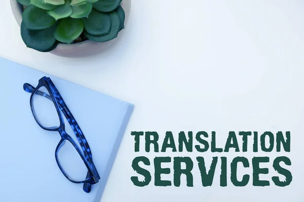 显示翻译服务的文字标志 为人们提供翻译语音的商业理念组织 — 图库照片
