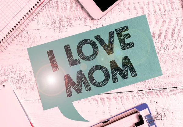Inspiracja Pokazując Znak Kocham Mamę Słowo Dobre Uczucia Mojej Matce — Zdjęcie stockowe