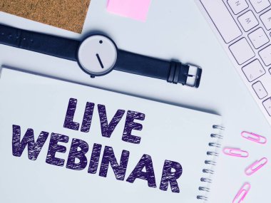 Web üzerinden gerçek zamanlı olarak iletilen metin Live Webinar, Business showcase Interactive semineri yazılıyor