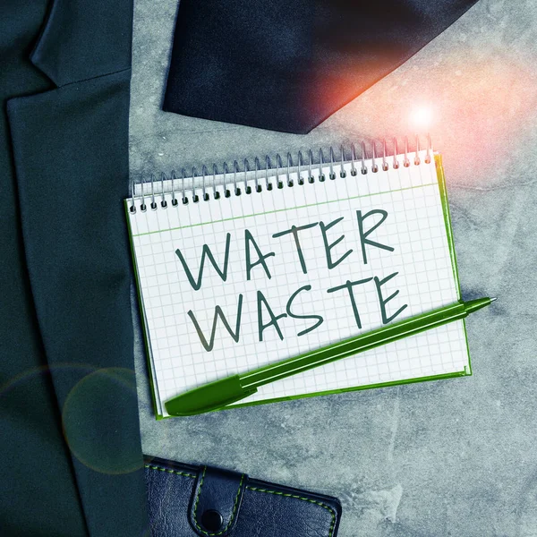 概念表示水廃棄物 工業プロセスの一部として使用されている液体に書かれた言葉 — ストック写真
