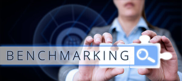 Подпись к тексту, представляющая бенчмаркинг, концепция, означающая оценку чего-либо по сравнению со стандартной стратегией